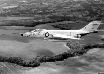 Caza R 191 volando sobre San Cristóbal durante la Crisis de octubre de 1962.