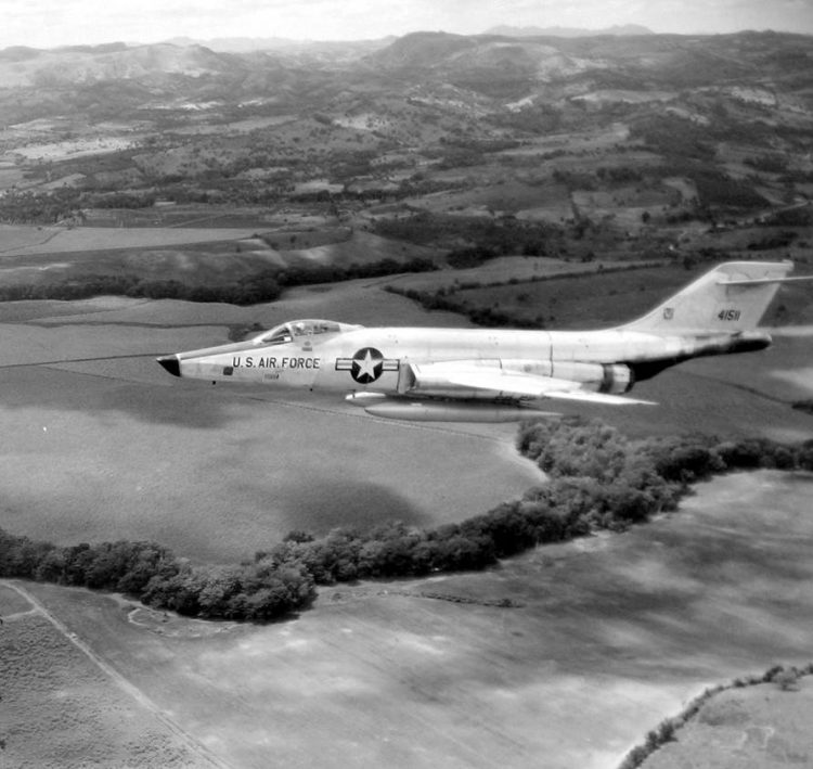 Caza R 191 volando sobre San Cristóbal durante la Crisis de octubre de 1962.