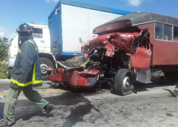 Uno de los camiones involucrados en el accidente. Foto: Facebook Cadena Agramonte.