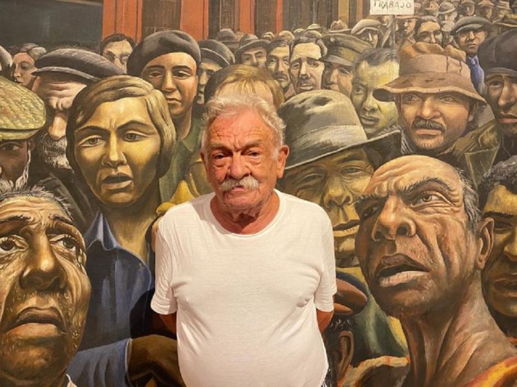 En una imagen de 2021, Seguí posa ante un cuadro de Antonio Berni, en el Museo de Arte Latinoamericano de Buenos Aires. Foto: Museo de Arte Latinoamericano de Buenos Aires.