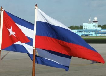 Foto de archivo de banderas de Cuba y Rusia en el aeropuerto internacional de La Habana. Foto: Miguel Fernández / Sputnik News / Archivo.