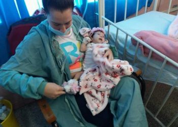 La bebé cubana Annalie Torna Marrero, en brazos de su madre, luego de la compleja operación que salvó su vida. Foto: Granma.