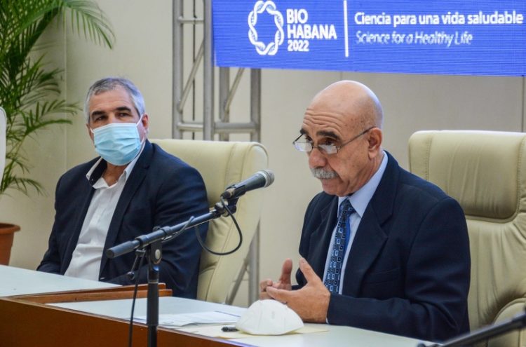 El Dr. Rolando Pérez (d), director de Ciencia e Innovación de BioCubaFarma, y el Dr. Eduardo Martínez, presidente de ese grupo estatal, durante una conferencia de prensa sobre el Congreso Internacional BioHabana 2022. Foto: Marcelino Vázquez / ACN.