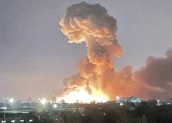 Un misil ruso impacta el aeropuerto de Kiev. Foto: CNN.