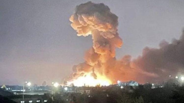 Un misil ruso impacta el aeropuerto de Kiev. Foto: CNN.