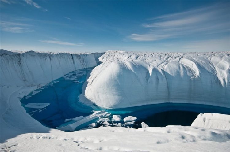 Casi dos tercios se deben a la adición de agua dulce al océano a causa del derretimiento de los glaciares y de las capas de hielo de la Antártida y Groenlandia. Foto: Ian Joughin/National Geographic.