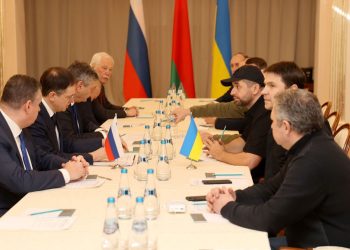 Reunión de las delegaciones rusa y ucraniana en Bielorrusia, el 28 de febrero de 2022. Foto: Sergei Kholodilin / EFE.
