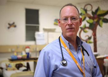 El doctor Paul Farmer. Foto: CBS.