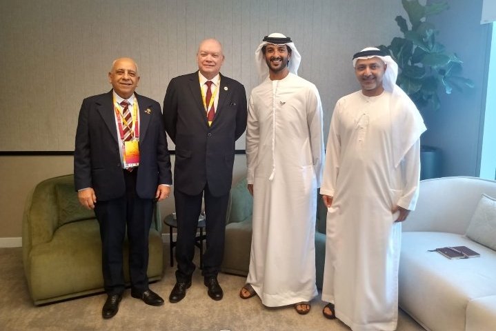 El ministro cubano de Comercio Exterior, Rodrigo Malmierca (segundo de izquierda a derecha), fue recibido por altos funcionarios del gobierno de Emiratos Árabes Unidos, durante su presencia en ese país con motivo de la Exposición Universal de Dubái. Foto: Mincex / Twitter.