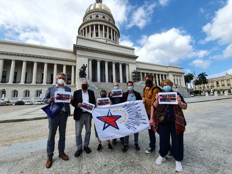 Delegación del Partido de la Izquierda Europea (PIE) frente a la sede del parlamento cubano. Foto: Twitter @eurpeanleft
