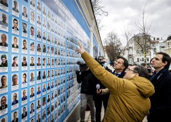 El Ministro de Exteriores de Ucrania (derecha) con una delegación de los Países Bajos en el Muro del Recuerdo en honor a los muertos en el conflicto del Este. Foto: https://twitter.com/DmytroKuleba.