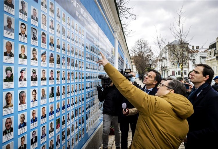 El Ministro de Exteriores de Ucrania (derecha) con una delegación de los Países Bajos en el Muro del Recuerdo en honor a los muertos en el conflicto del Este. Foto: https://twitter.com/DmytroKuleba.