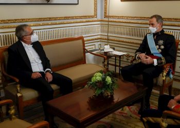 El nuevo embajador de Cuba en España, Marcelino Medina (izq), conversa con el rey Felipe VI. Foto: Juan Carlos Hidalgo /EFE.