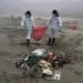 Personal de limpieza limpia y recoge basura en la playa Cavero en el distrito de Ventanilla en Lima (Perú). Foto: Paolo Aguilar/Efe/Archivo.