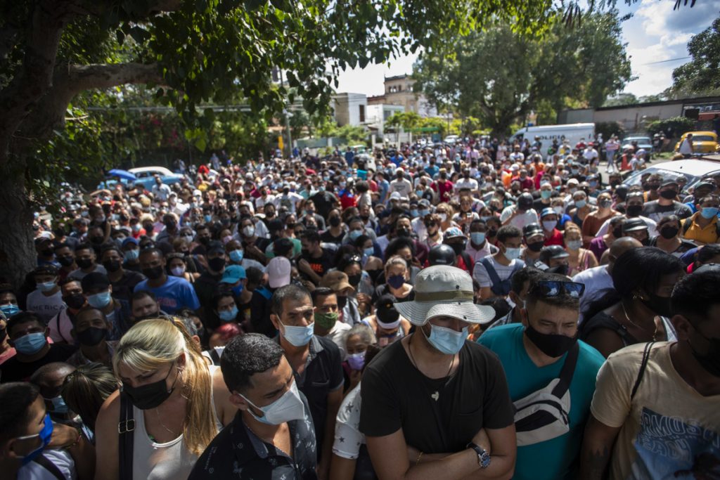 Personas esperan por información frente a la Embajada de Panamá, en La Habana, tras la medida que impone la necesidad de un visado de tránsito para todos los cubanos que entren a ese país, el 9 de marzo de 2022. Foto: Yander Zamora / EFE.