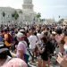 Personas participan en una protesta frente al Capitolio de La Habana, 11 de julio 2021. (Foto: ADALBERTO ROQUE / AFP).