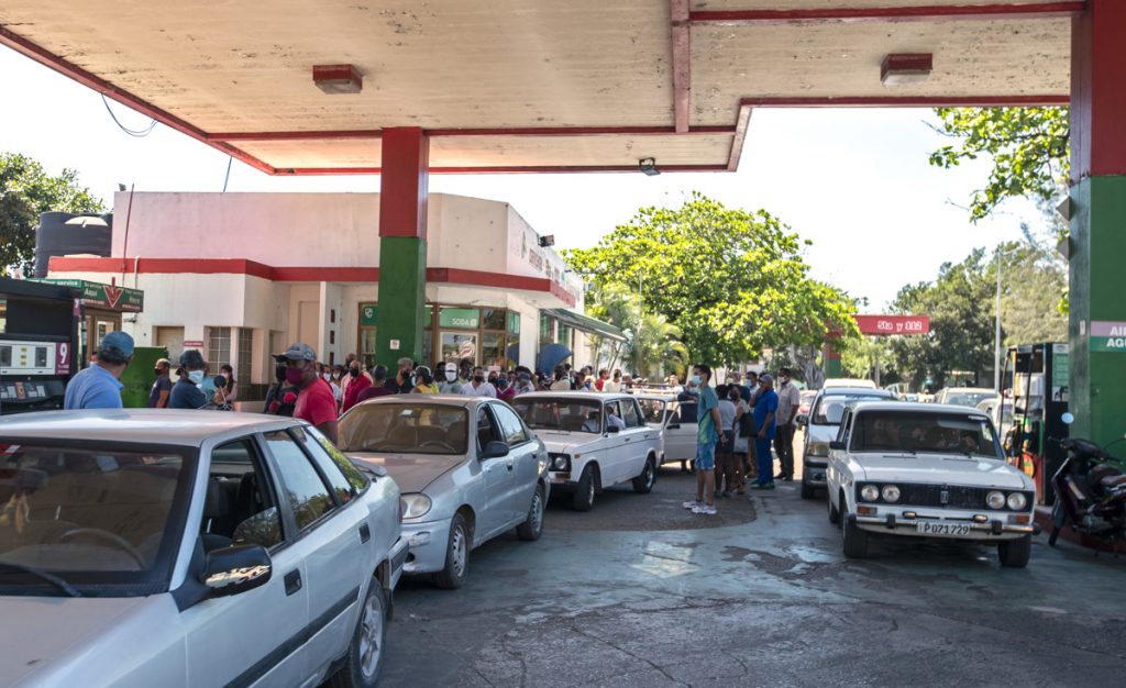 Personas esperan para comprar combustible en una gasolinera en La Habana, luego de que las autoridades cubanas regularan la venta por problemas con el abastecimiento de combustible. Foto: Yander Zamora / EFE.