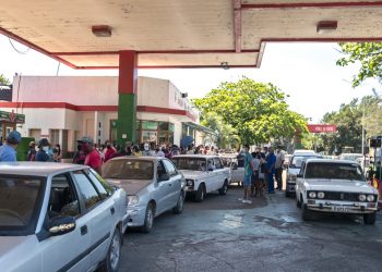 Personas esperan para comprar combustible en una gasolinera en La Habana, luego de que las autoridades cubanas regularan la venta por problemas con el abastecimiento de combustible. Foto: Yander Zamora / EFE.