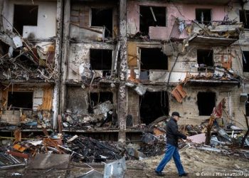 Edificio destruido por bombardeos rusos en Kiev. (25.02.2022).
