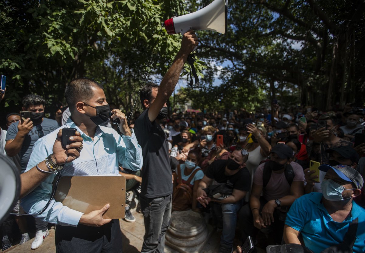 Un funcionario panameño da información a cientos de personas que aguardan para resolver su situación frente a la Embajada de Panamá, en La Habana, este 9 de marzo de 2022. Foto: Yander Zamora / EFE.
