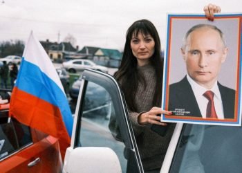 Una seguidora del presidente Putin se manifiesta en Moscú. Foto: Atlantic Council.