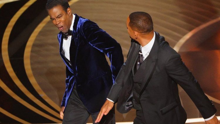 El actor Will Smith y el presentador Chris Rock luego de la bofetada en la noche de los Oscar. Foto: BBC.