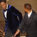El actor Will Smith y el presentador Chris Rock luego de la bofetada en la noche de los Oscar. Foto: BBC.