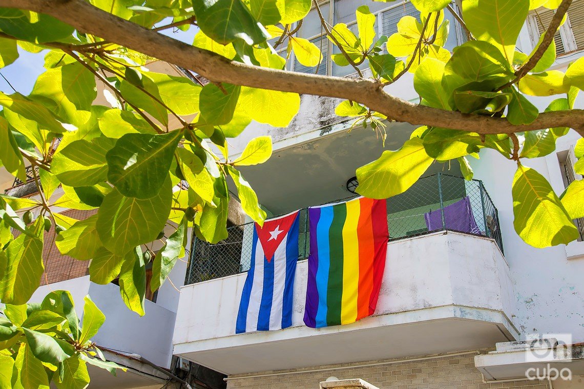 Una bandera cubana y una bandera de arcoíris, que representa a la comunidad LGTBIQ+, en un balcón de La Habana. Foto: Otmaro Rodríguez.