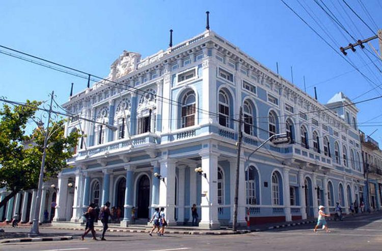 Biblioteca Provincial "Roberto García Valdés", antiguo Liceo de Cienfuegos, de arquitectura ecléctica. Foto: 5 de Septiembre.
