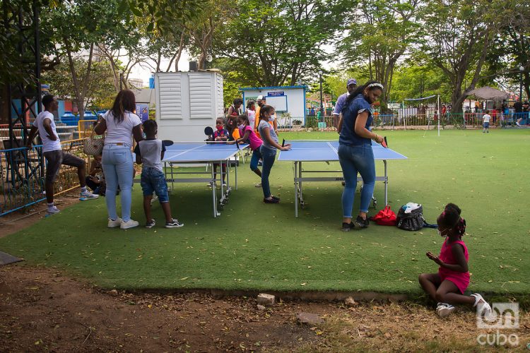 Niños y padres comparten en un parque infantil en La Habana. Foto: Otmaro Rodríguez.