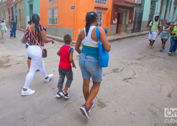 Personas de varias familias caminan por una calle de La Habana. Foto: Otmaro Rodríguez.