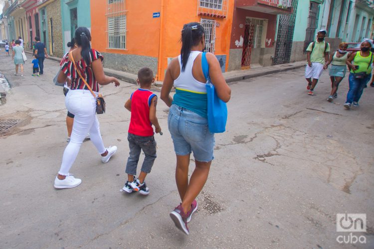 Personas de varias familias caminan por una calle de La Habana. Foto: Otmaro Rodríguez.