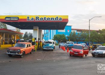 Grupo de autos en una gasolinera de La Habana a la espera de abastecerse de combustible. Foto: Otmaro Rodríguez.