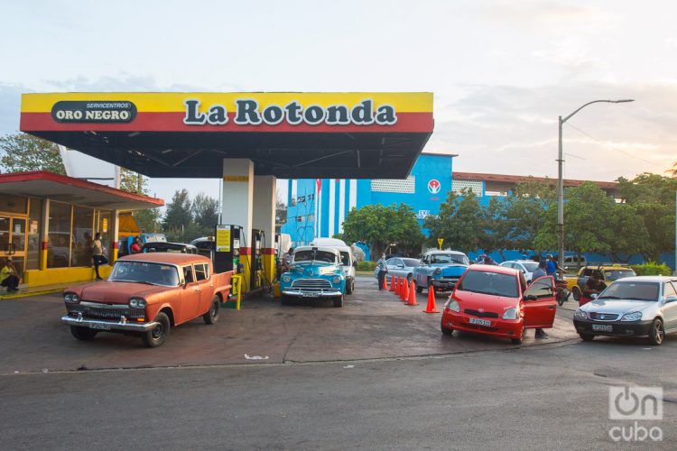 Grupo de autos en una gasolinera de La Habana a la espera de abastecerse de combustible. Foto: Otmaro Rodríguez.