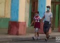 Un hombre lleva a su hija a la escuela, en La Habana. Foto: Otmaro Rodríguez.