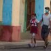 Un hombre lleva a su hija a la escuela, en La Habana. Foto: Otmaro Rodríguez.