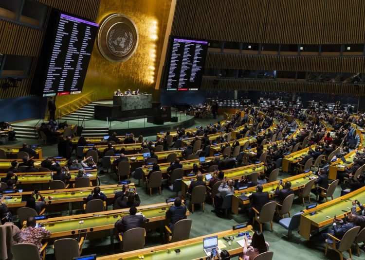 Las pantallas muestran los resultados de la votación sobre una resolución que condena la invasión de Rusia a Ucrania en la sede de las Naciones Unidas, en Nueva York. Foto: EFE.