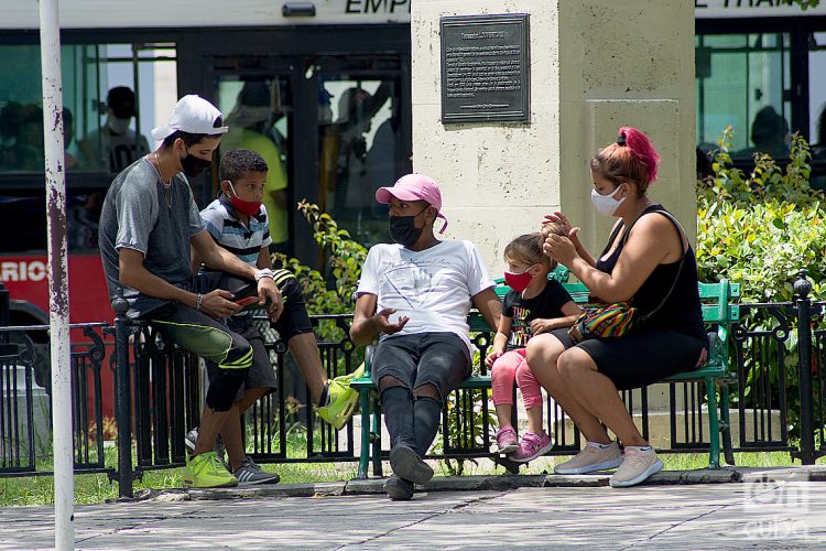 Miembros de una familia conversan en el Parque de la Fraternidad, en La Habana. Foto: Otmaro Rodríguez.