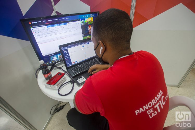 Un joven informático en el Stand Cuba de la XVIII Convención y Feria Internacional Informática 2022, en el Palacio de las Convenciones de La Habana. Foto: Otmaro Rodríguez.