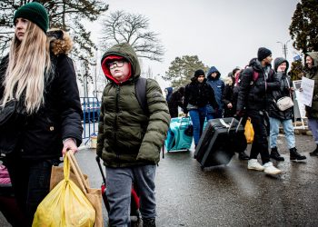 Refugiados ucranios tras cruzar la frontera con Rumanía, en Siret (3 de marzo 2022). Foto: Alex Onciu.