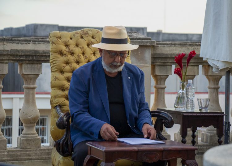 Leonardo Padura lee fragmentos de su próxima novela con el personaje de Mario Conde. Foto: Yoel Rodríguez.