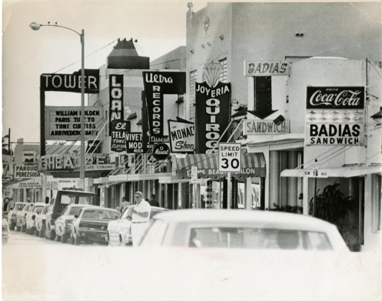 Aparece en esta foto una sección de la calle 8 del Southwest de Miami, conocida como Calle Ocho, muestra una variedad de tiendas y el Teatro Tower con títulos de películas en español. Esta fotografía apareció en el Miami News el 21 de enero de 1972.
RICHARD GARDNER,   en el History Miami Museum.