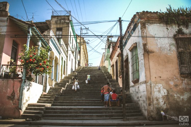 Calle Padre Pico, en Santiago de Cuba, una de las provincias libre de contagios hoy. Foto: Kaloian.