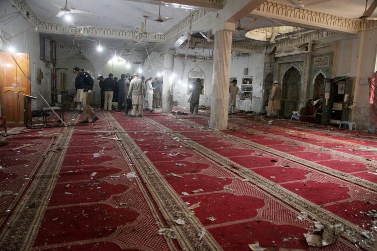 La mezquita del atentado suicida en Peshawar. Foto: AP.