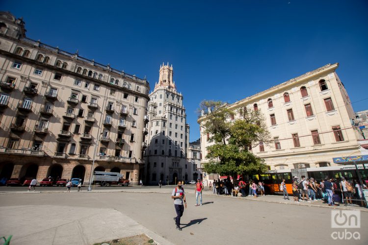 Torre de la antigua sede de la Compañía Cubana de Teléfonos o Cuban Telephone Company, actualmente perteneciente a la empresa estatal ETECSA, en los alrededores del parque del Curita. Foto: Otmaro Rodríguez.