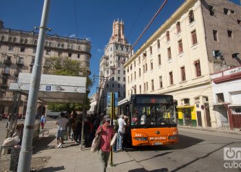 Parada inicial del ómnibus P-12, que realiza un largo trayecto desde el parque el Curita hasta Santiago de la Vegas, en Boyeros, La Habana. Foto: Otmaro Rodríguez.