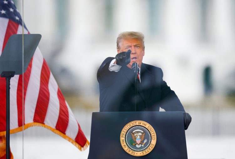 Donald Trump gesticula durante un mitin para impugnar la certificación de los resultados de las elecciones presidenciales de Estados Unidos el 6 de enero de 2021. Foto: Reuters.