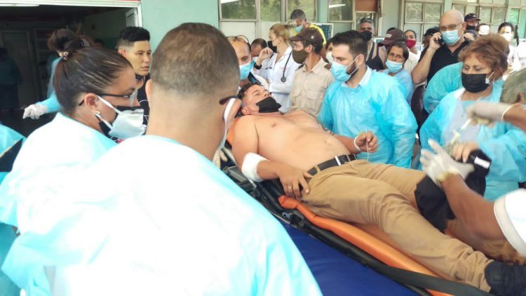 Atención a una persona lesionada en un accidente de tránsito en Cienfuegos, en el centro de Cuba. Foto: Cortesía del Hospital Provincial Dr. Gustavo Aldereguía Lima de Cienfuegos / 5 de Septiembre.