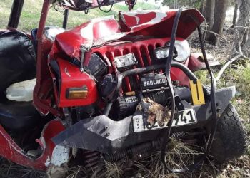 Auto particular marca Willys accidentado en la provincia cubana de Pinar del Río, en un hecho que dejó un saldo de dos fallecidos y siete lesionados. Foto: Perfil de Facebook de Telepinar.