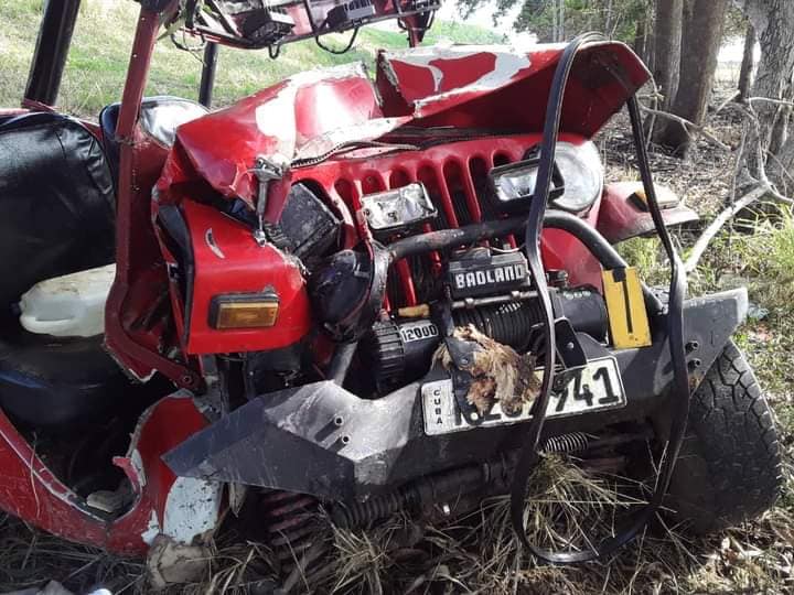 Auto particular marca Willys accidentado en la provincia cubana de Pinar del Río, en un hecho que dejó un saldo de dos fallecidos y siete lesionados. Foto: Perfil de Facebook de Telepinar.